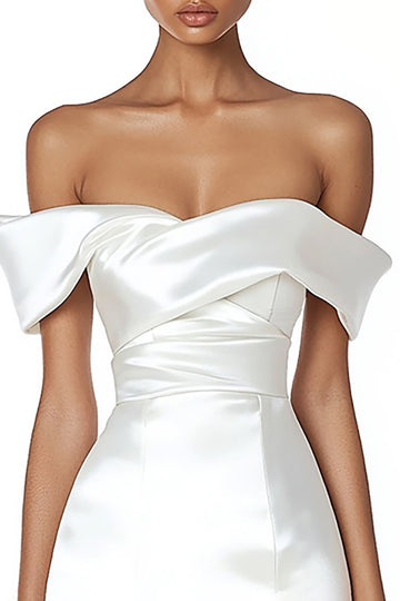 Robe de graduation moulante en satin blanc à épaules dénudées